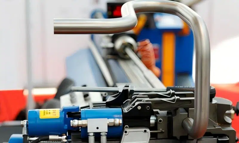 ¿Cuáles son los principales beneficios del curvado de tubos en los equipos de minería?