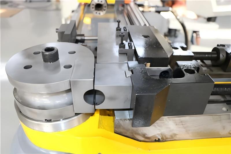 Outillage de cintreuse de tubes mal aligné