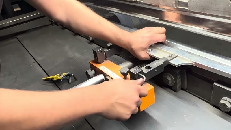 Jak utrzymać dokładność tylnego ogranicznika prasy krawędziowej?