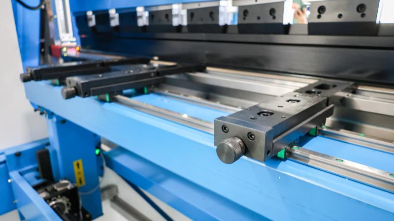 Ежедневное техническое обслуживание листогибочного пресса: какие проверки важны?