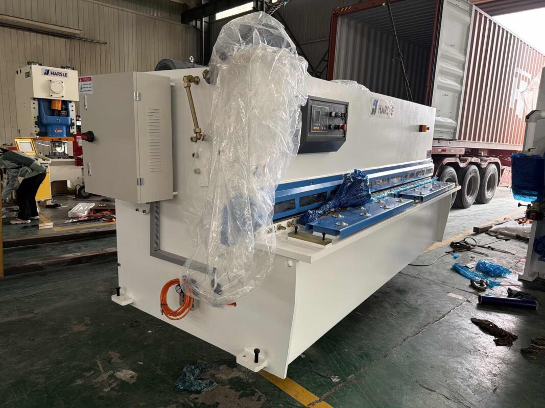 Espanha - Guilhotina de viga oscilante e prensa dobradeira