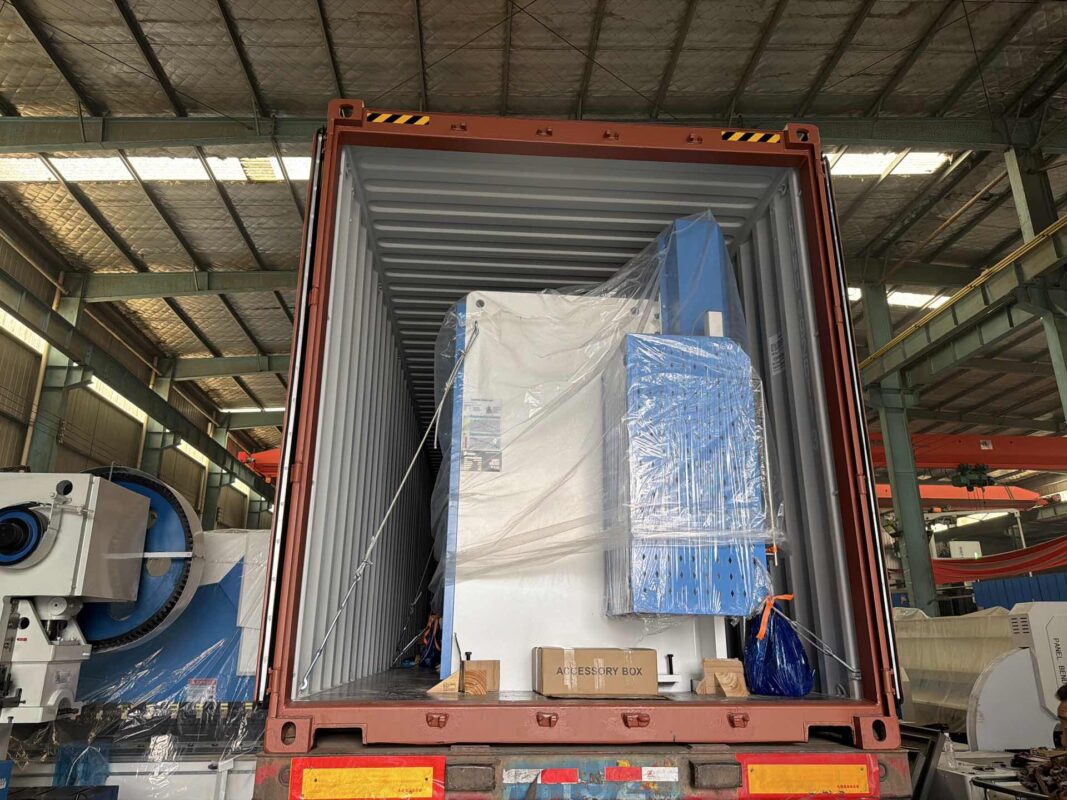 Espanha - Guilhotina de viga oscilante e prensa dobradeira