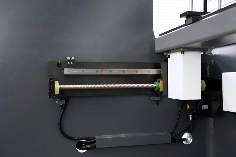 Comment régler le jeu du rail de guidage d'une presse plieuse ?