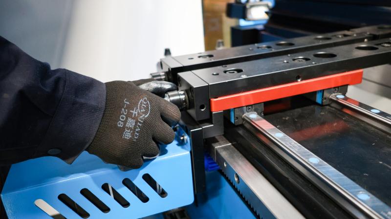 Pourquoi le positionnement de la butée arrière de la presse plieuse est-il imprécis ?