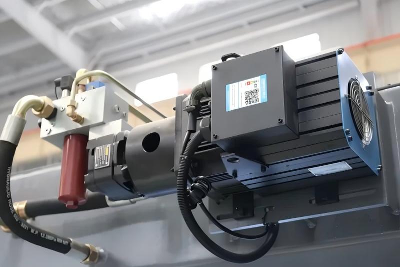 Manutenzione della pressa piegatrice servoassistita