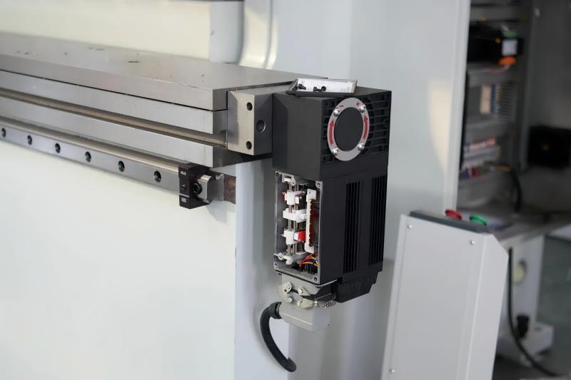 Quelles sont les causes d'une défaillance de la synchronisation du vérin de la presse plieuse ?