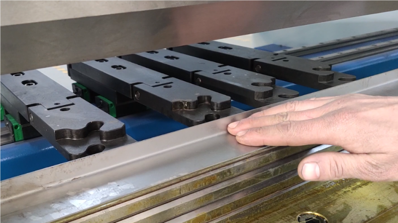 Dégagement du rail de guidage de la presse plieuse