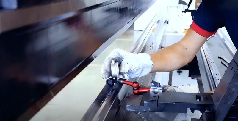 Dlaczego niewłaściwa konserwacja siłownika prasy krawędziowej ma znaczenie?