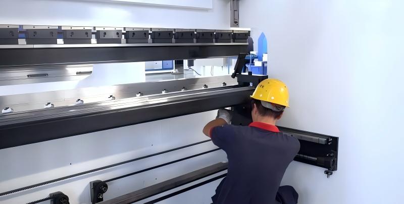 Que falhas a manutenção preventiva da prensa dobradeira pode evitar?