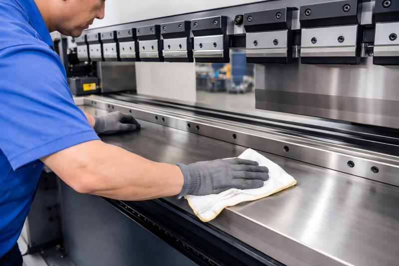 Nettoyage de la table de travail de la presse plieuse