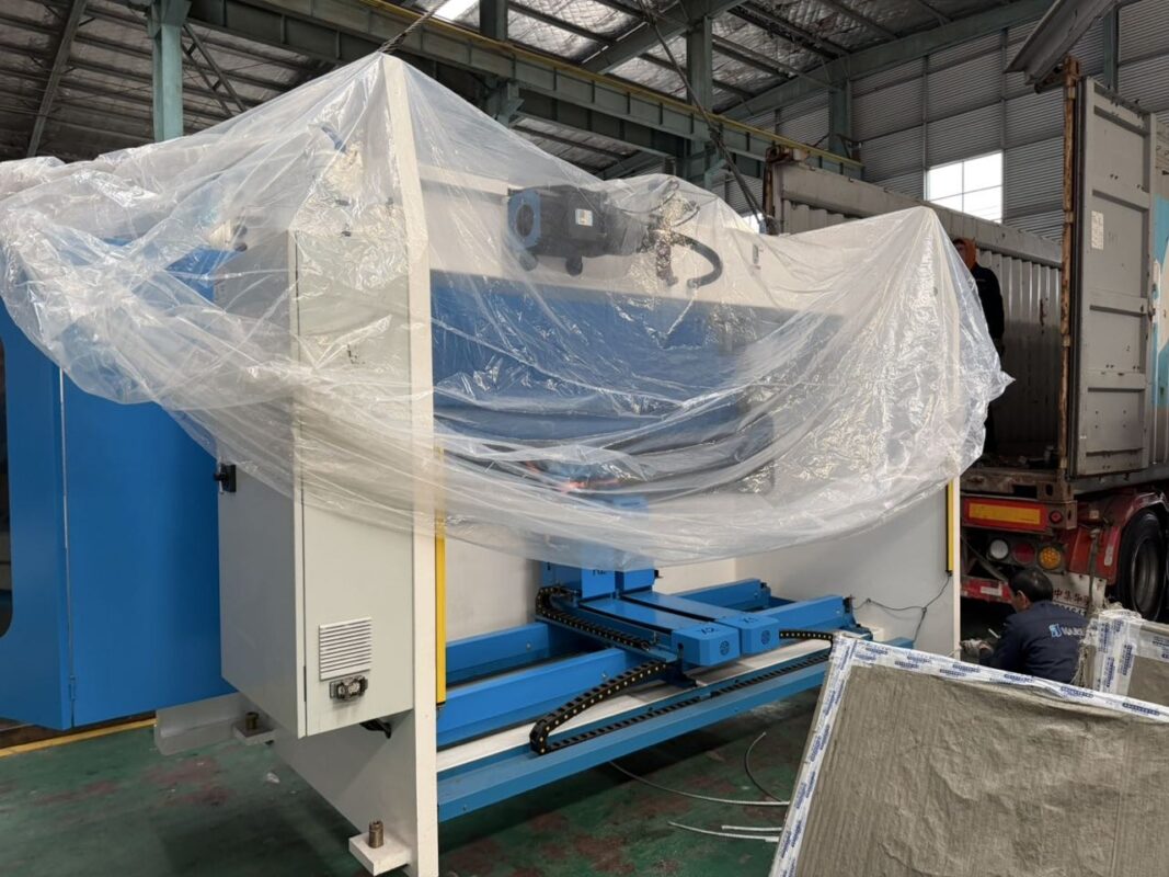 مكبس ثني CNC من رومانيا - WE67K-220T4100