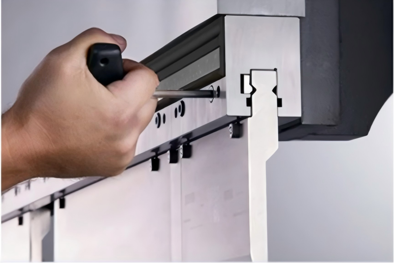 Manutenzione della pressa piegatrice servoassistita