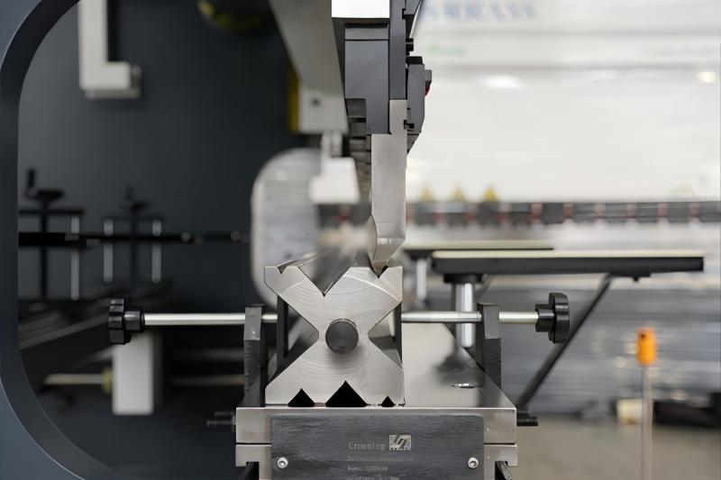 Que falhas a manutenção preventiva da prensa dobradeira pode evitar?