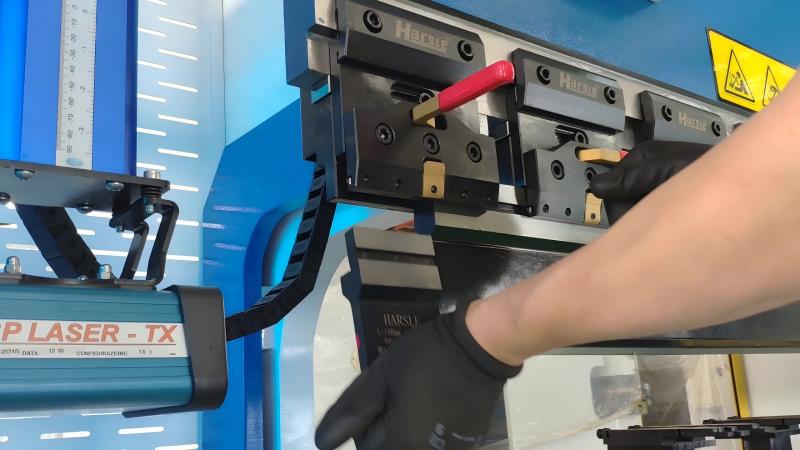 Werkzeugwechsel an Abkantpressen