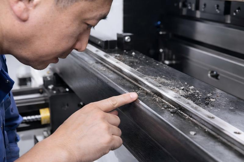 Comment résoudre les problèmes d'usure des rails de guidage d'une presse plieuse ?