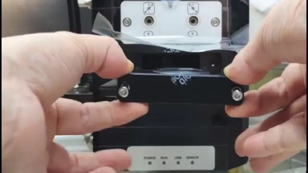 Wie führt man Schritt für Schritt den Austausch der Schutzlinse eines Laserschneidkopfes durch?