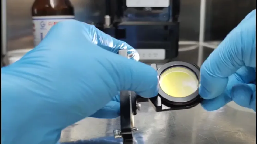 Wie führt man Schritt für Schritt den Austausch der Schutzlinse eines Laserschneidkopfes durch?