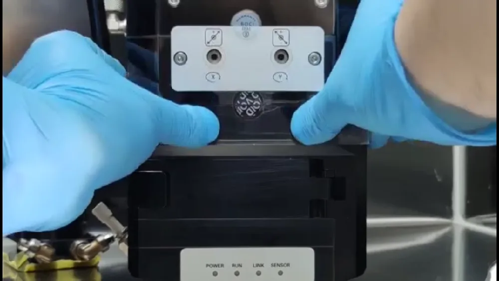 Wie führt man Schritt für Schritt den Austausch der Schutzlinse eines Laserschneidkopfes durch?