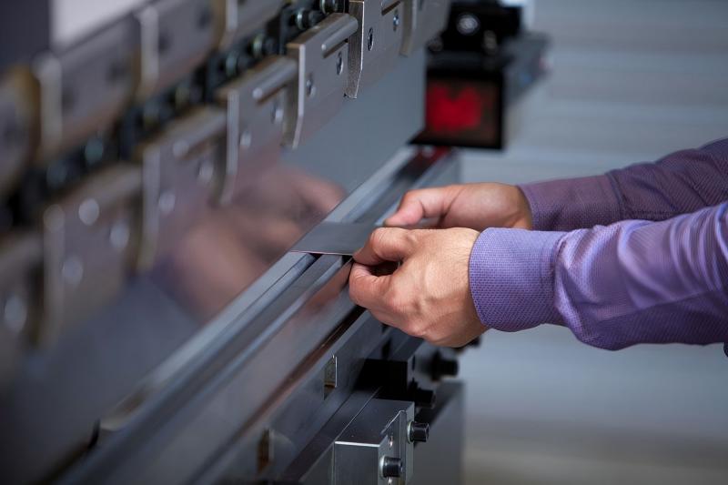 Dlaczego zapobieganie przeciążeniom prasy krawędziowej jest kluczowe dla bezpieczeństwa maszyny?