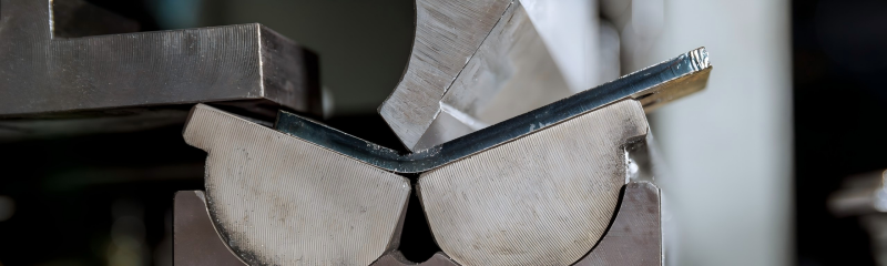 Jak korygować błędy w ustawieniu narzędzi prasy krawędziowej?