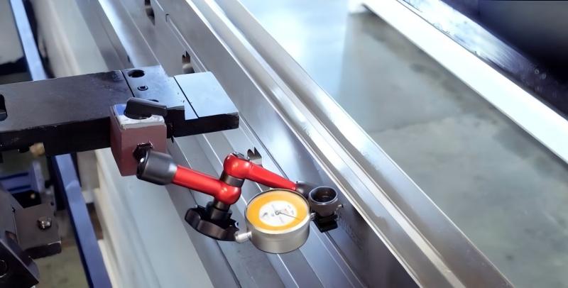 Почему точность работы листогибочного пресса внезапно снизилась?