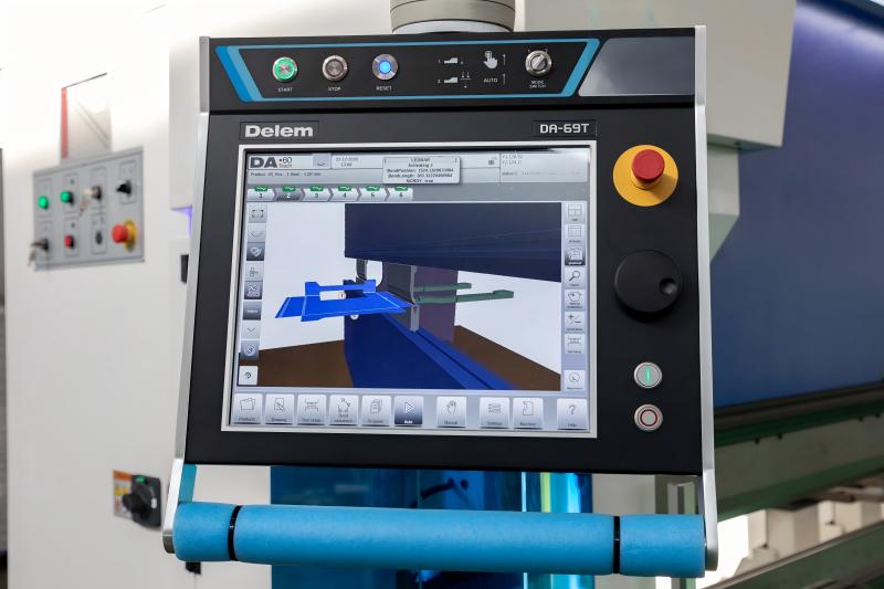 In che modo l'automazione della pressa piegatrice migliora la sicurezza?