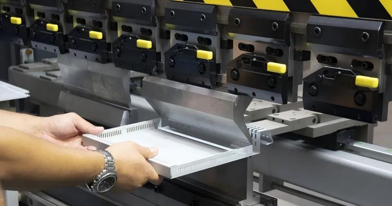 Dlaczego szkolenie operatorów w zakresie bezpieczeństwa jest tak istotne dla obsługi prasy krawędziowej?