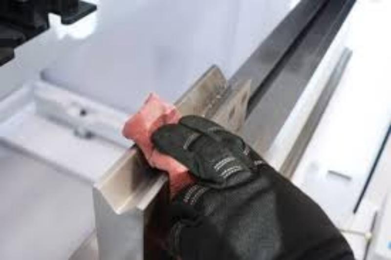 What Is the Safe Shutdown Procedure for Press Brake?