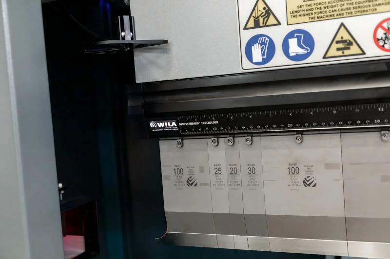 Как применять процедуры блокировки и маркировки для листогибочного пресса?