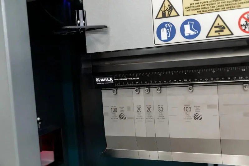 Come applicare le procedure di blocco e segnalazione (Lockout-Tagout) per una pressa piegatrice?