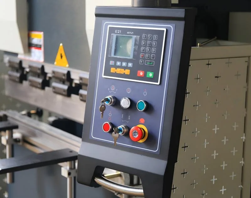 Come applicare le procedure di blocco e segnalazione (Lockout-Tagout) per una pressa piegatrice?