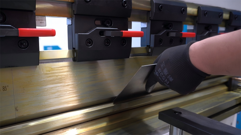 Как прочность рамы влияет на безопасность листогибочного пресса?