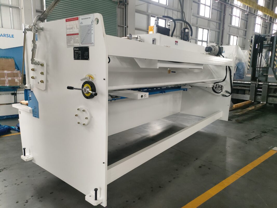 Cisaille à poutre oscillante USA-QC12K-4X4000