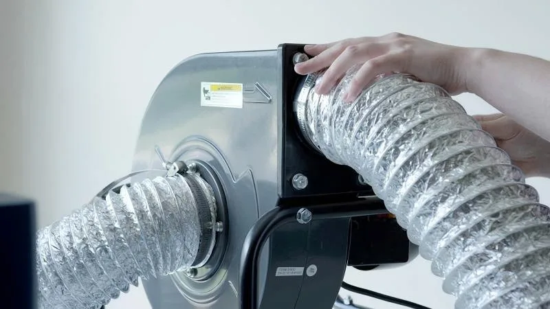 ¿Cómo se realiza el mantenimiento del sistema de escape para corte láser?