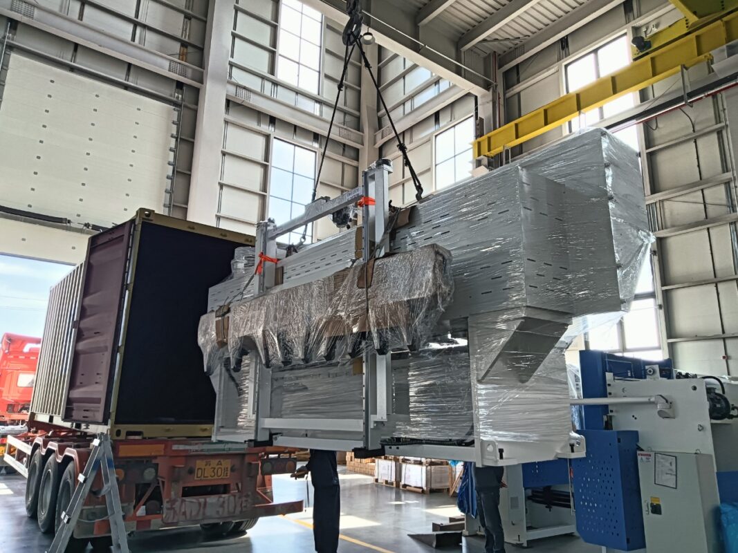 Lithuania-HSVC-1500/3200 V Grooving Machine