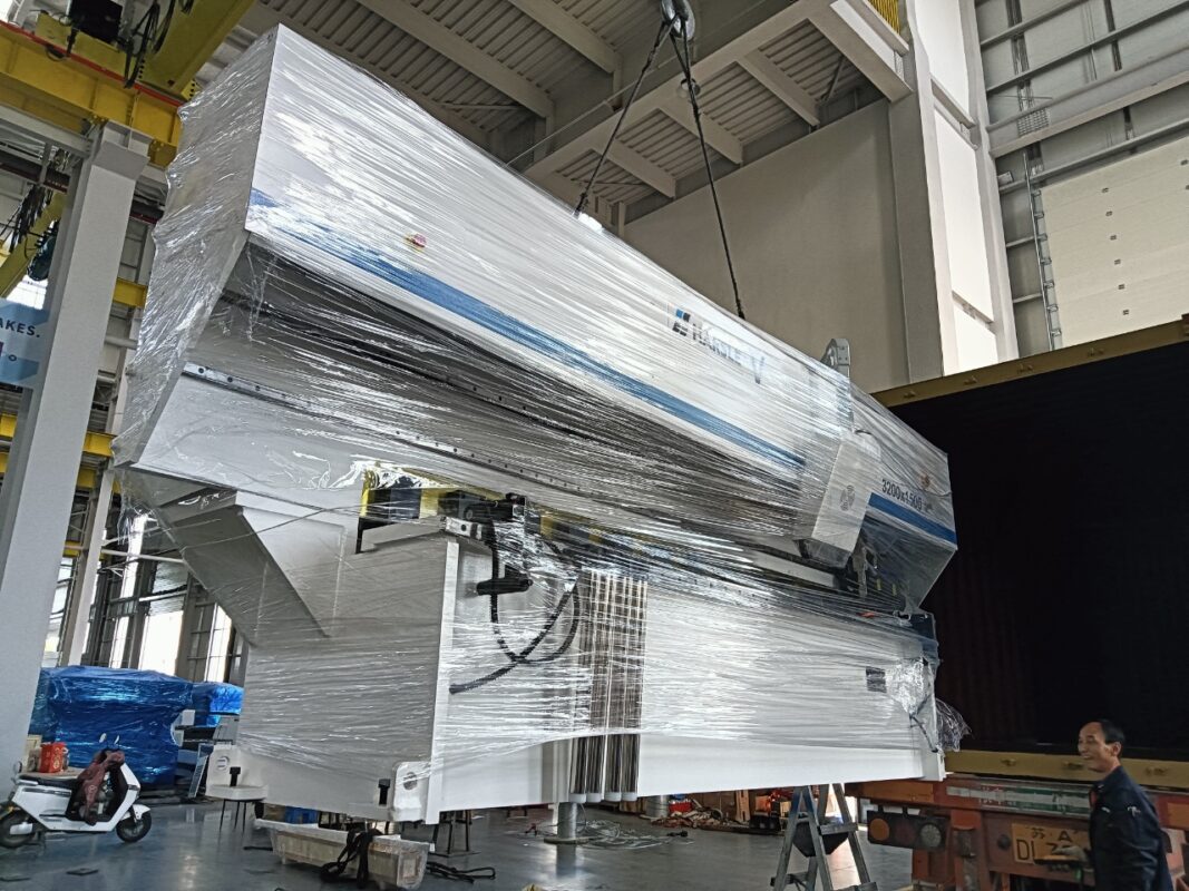 Lithuania-HSVC-1500/3200 V Grooving Machine