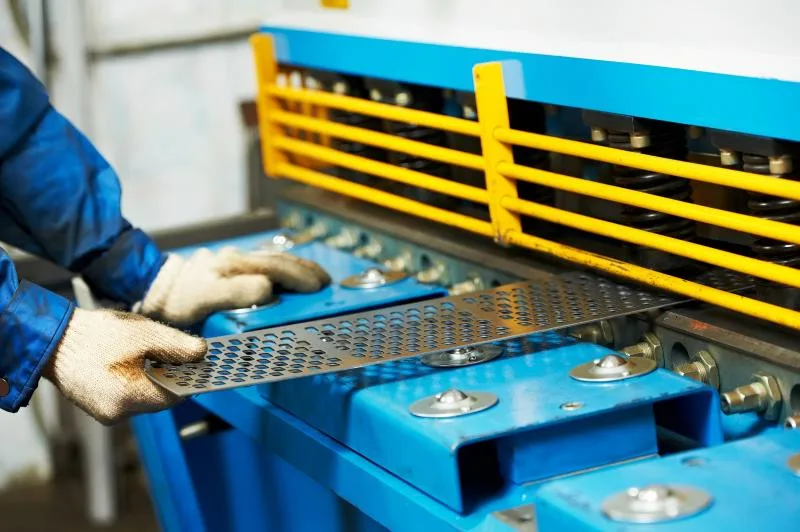 ¿Cómo realizar correctamente la calibración del tope trasero de una cizalla?